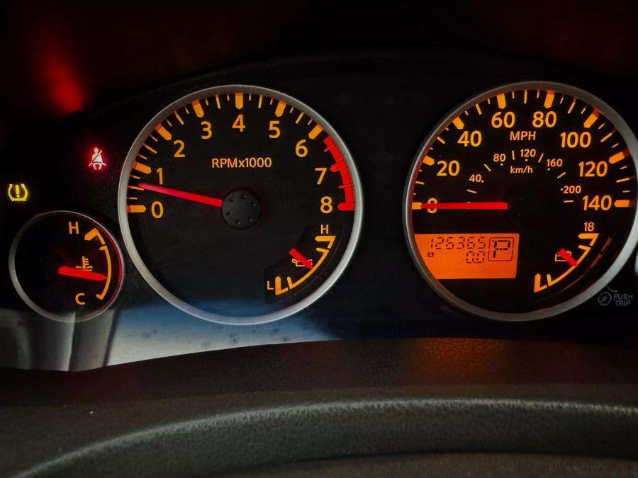 2009 Nissan Pathfinder LE photo