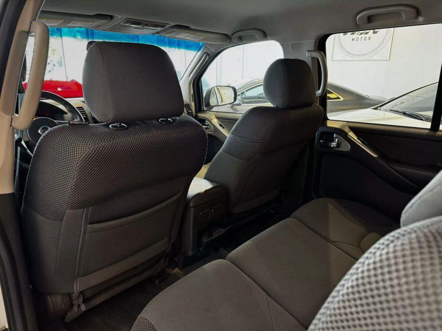 2009 Nissan Pathfinder LE photo