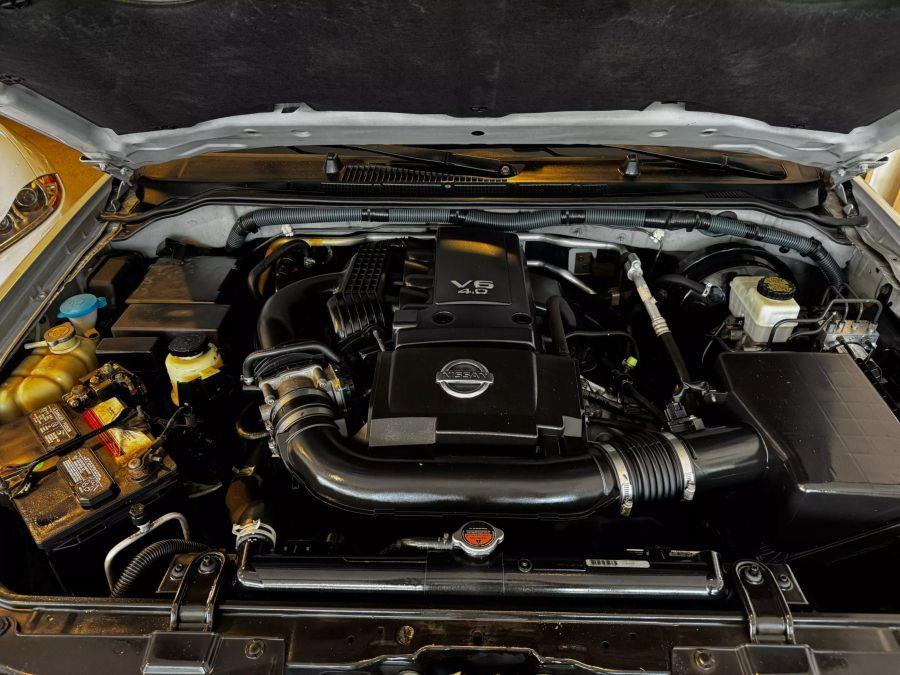 2009 Nissan Pathfinder LE photo
