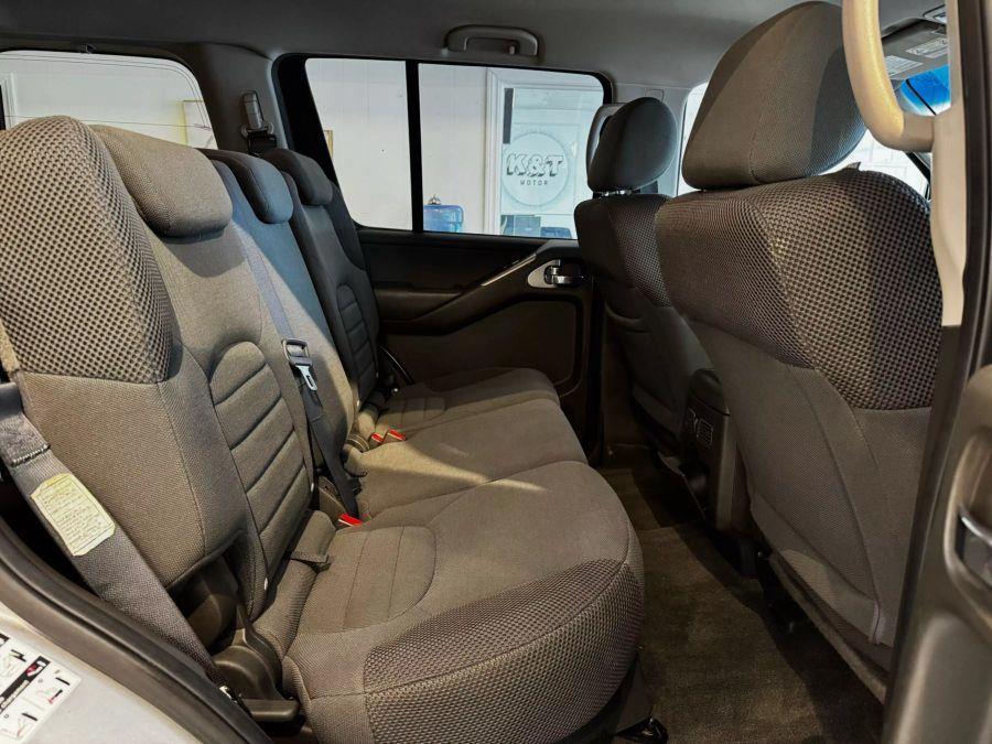 2009 Nissan Pathfinder LE photo