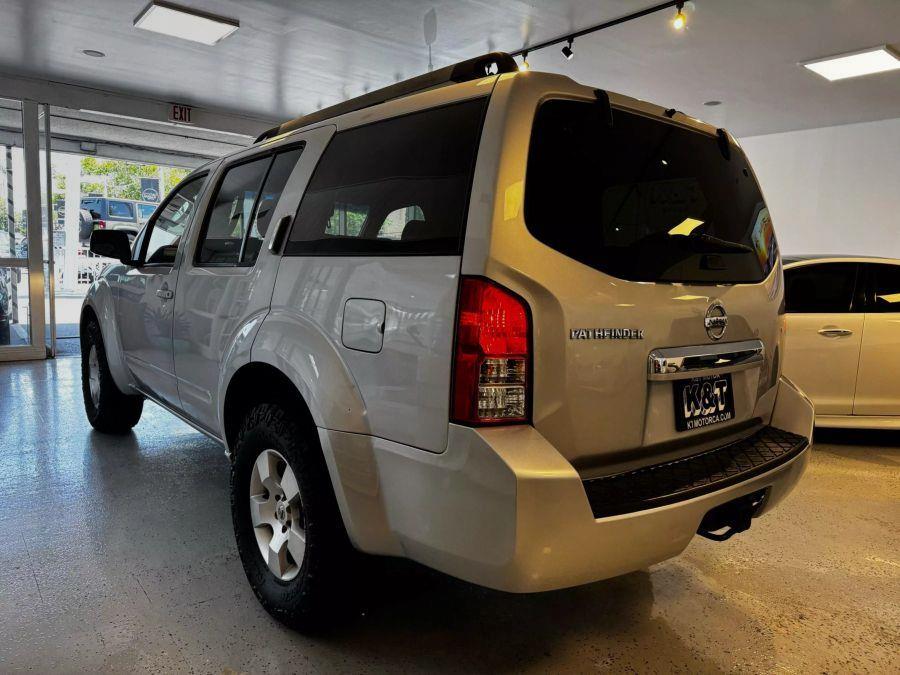 2009 Nissan Pathfinder LE photo
