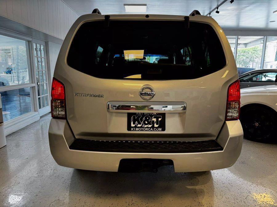 2009 Nissan Pathfinder LE photo