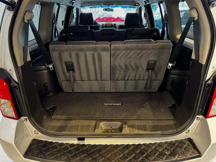 2009 Nissan Pathfinder LE photo
