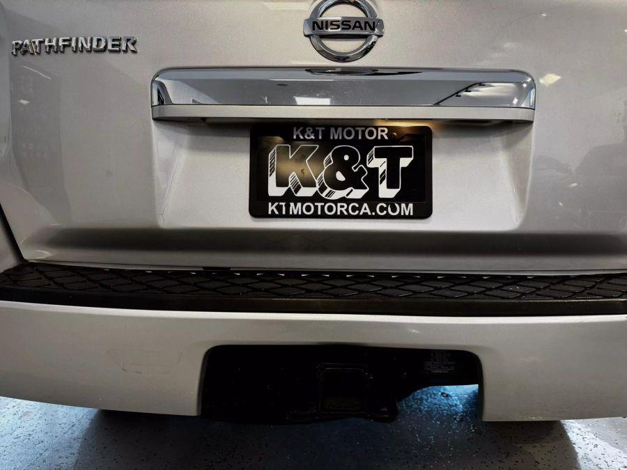 2009 Nissan Pathfinder LE photo