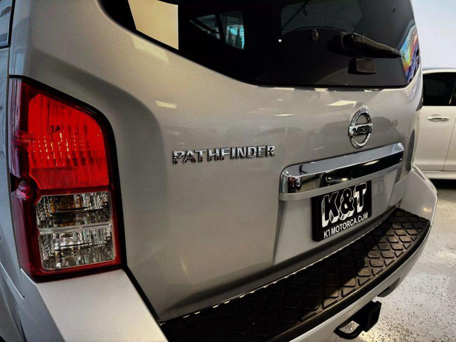 2009 Nissan Pathfinder LE photo