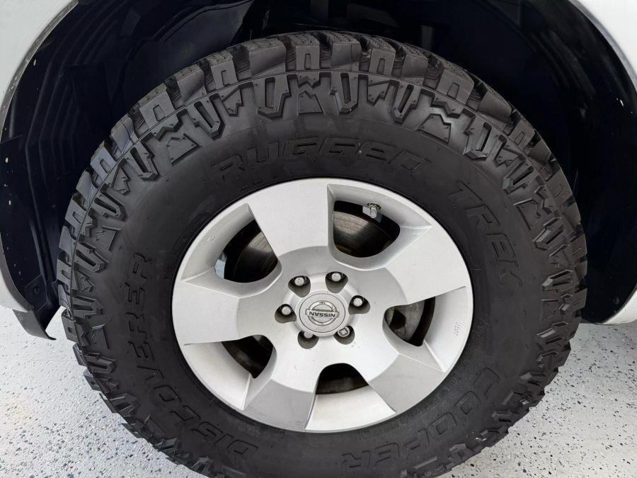 2009 Nissan Pathfinder LE photo