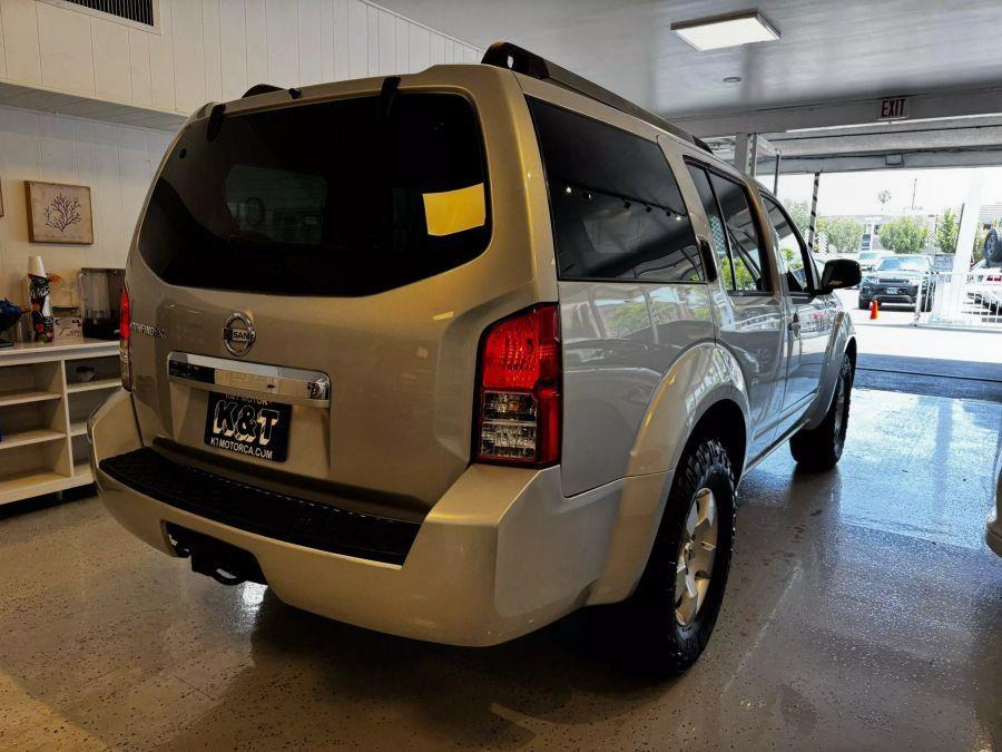 2009 Nissan Pathfinder LE photo