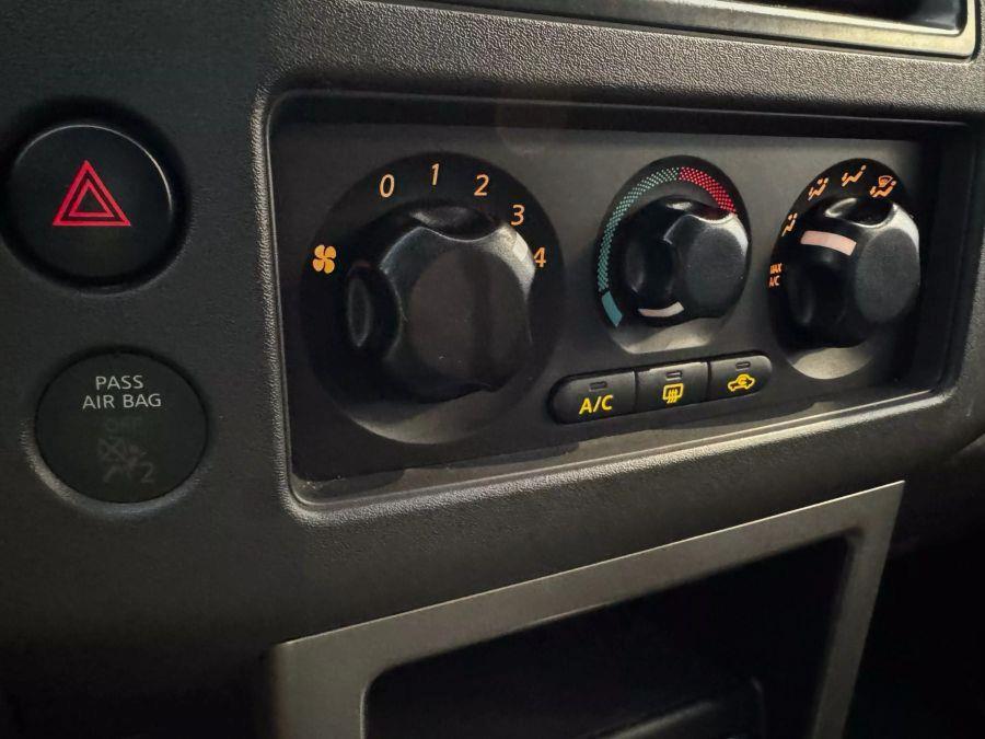 2009 Nissan Pathfinder LE photo