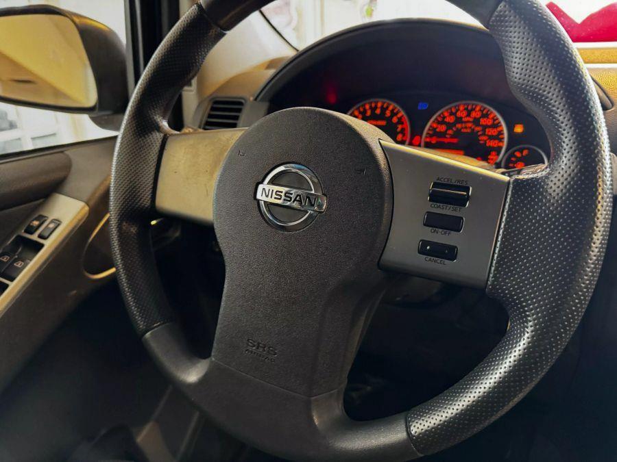 2009 Nissan Pathfinder LE photo