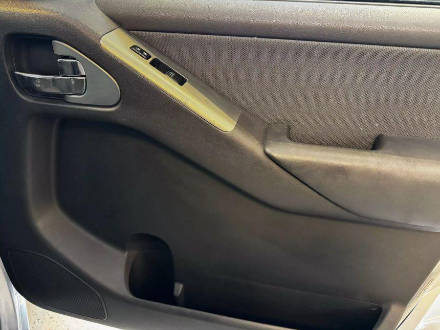 2009 Nissan Pathfinder LE photo