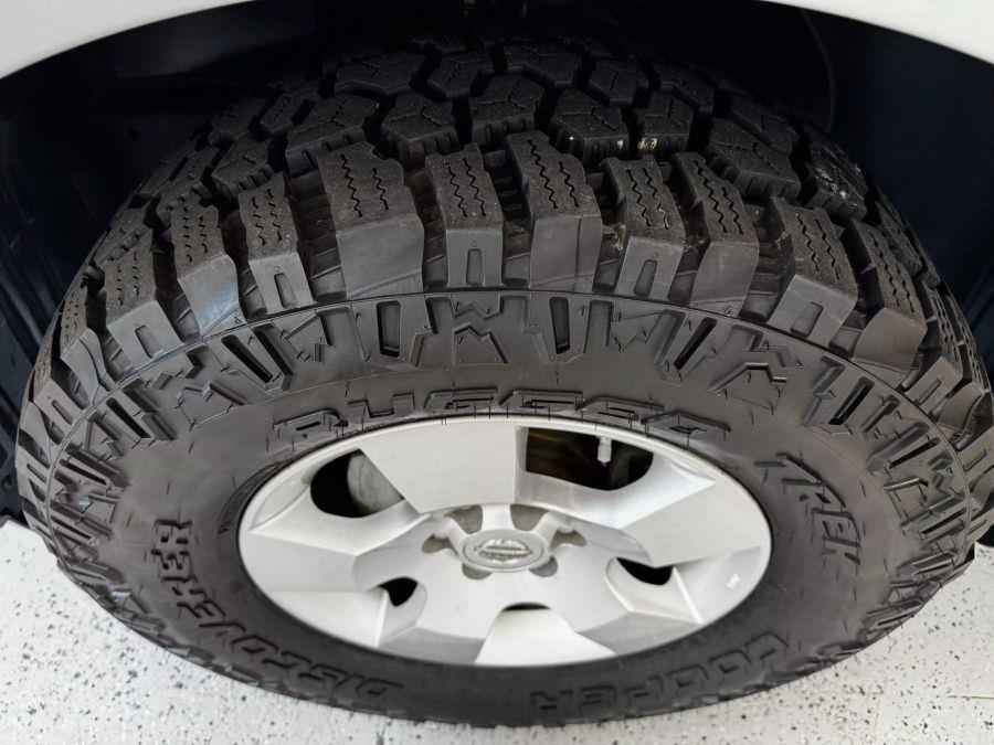 2009 Nissan Pathfinder LE photo