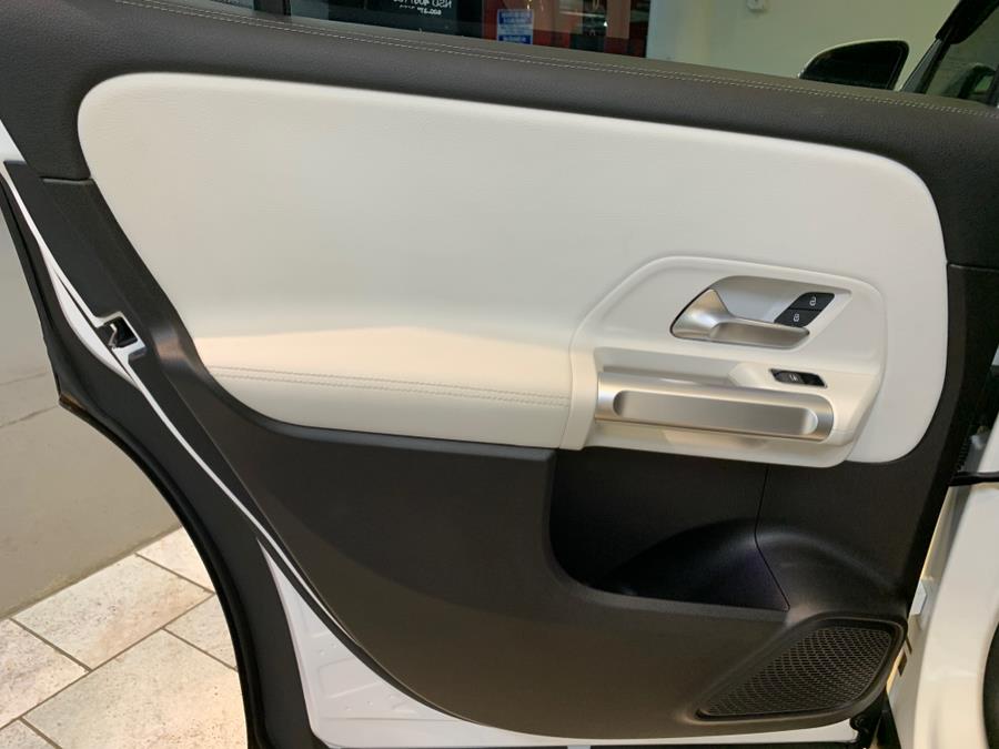 2021 Mercedes-Benz GLB GLB 250 4MATIC SUV photo