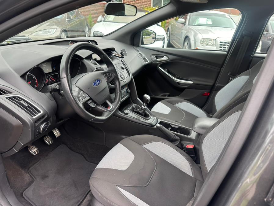 2018 Ford Focus ST Hatch photo