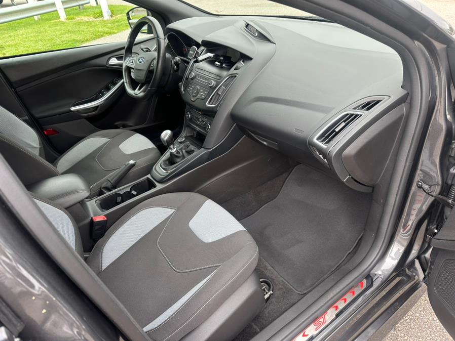 2018 Ford Focus ST Hatch photo