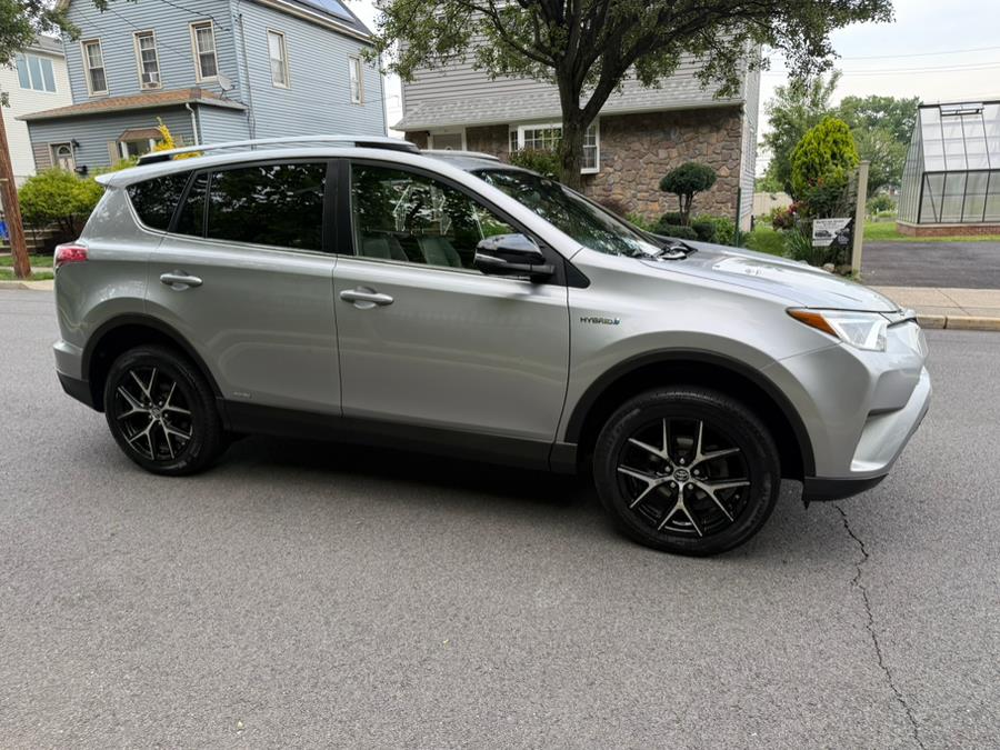 2017 Toyota RAV4 Hybrid SE AWD (Natl) photo