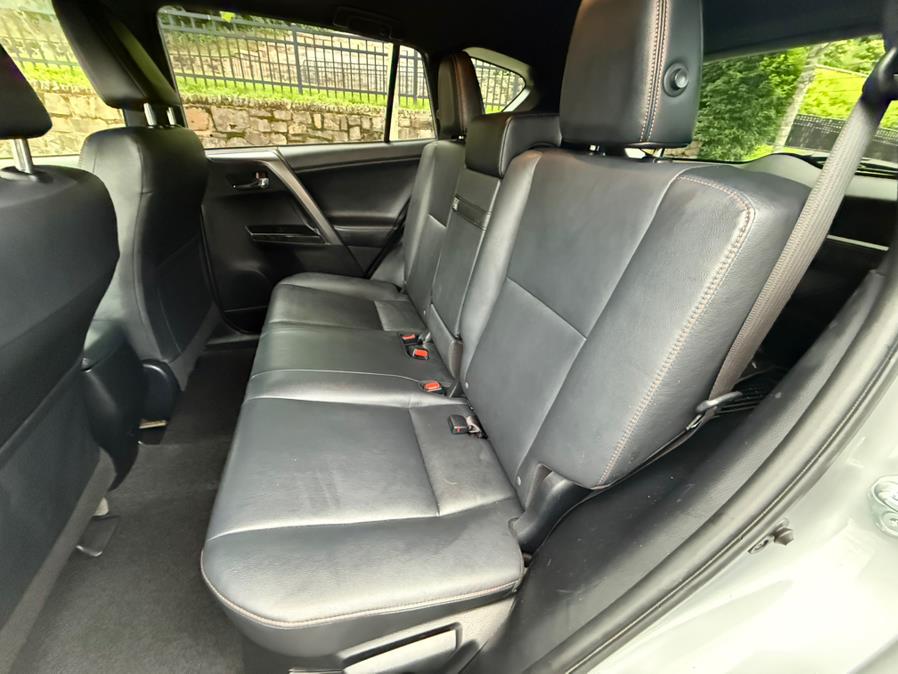 2017 Toyota RAV4 Hybrid SE AWD (Natl) photo