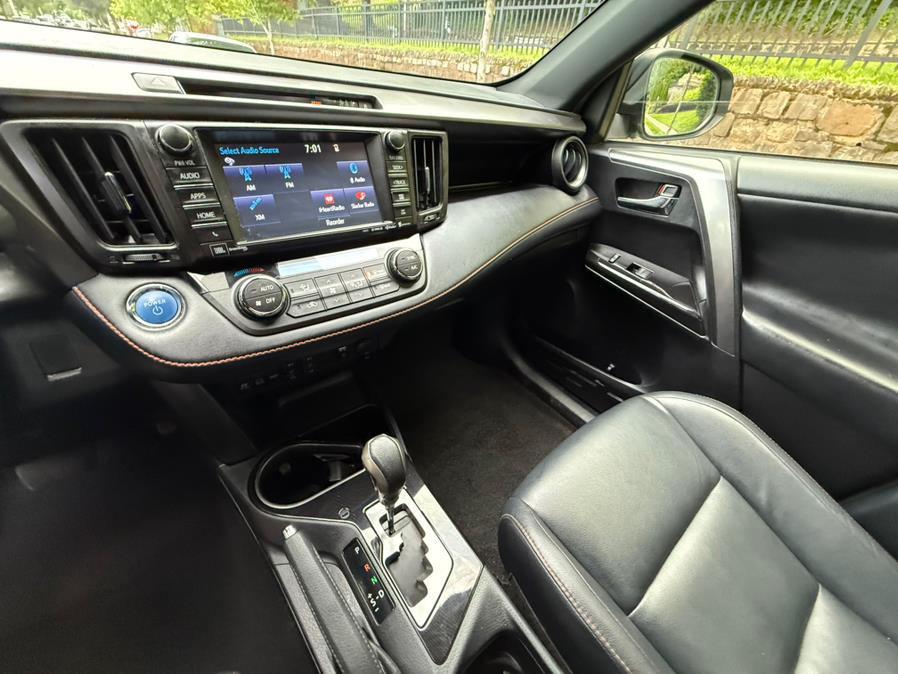 2017 Toyota RAV4 Hybrid SE AWD (Natl) photo