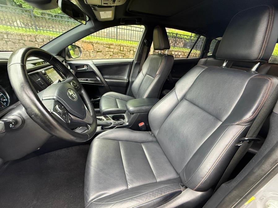 2017 Toyota RAV4 Hybrid SE AWD (Natl) photo