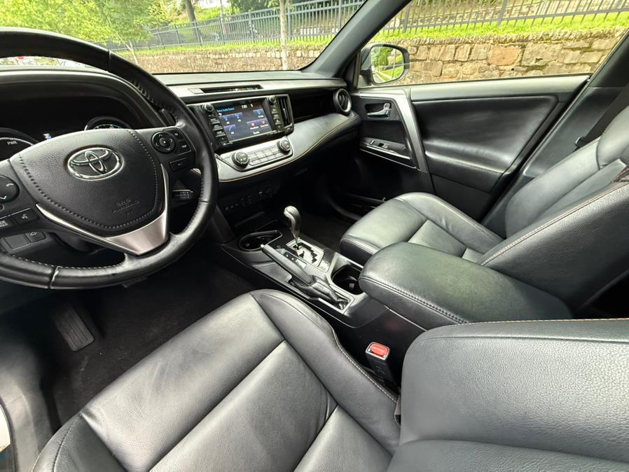 2017 Toyota RAV4 Hybrid SE AWD (Natl) photo