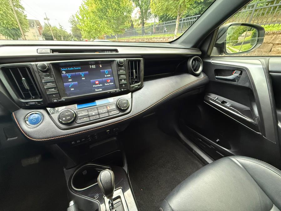 2017 Toyota RAV4 Hybrid SE AWD (Natl) photo