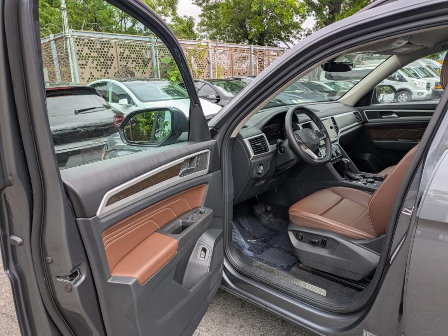 2023 Volkswagen Atlas 3.6L V6 SE w/Technology 4MOTIO photo