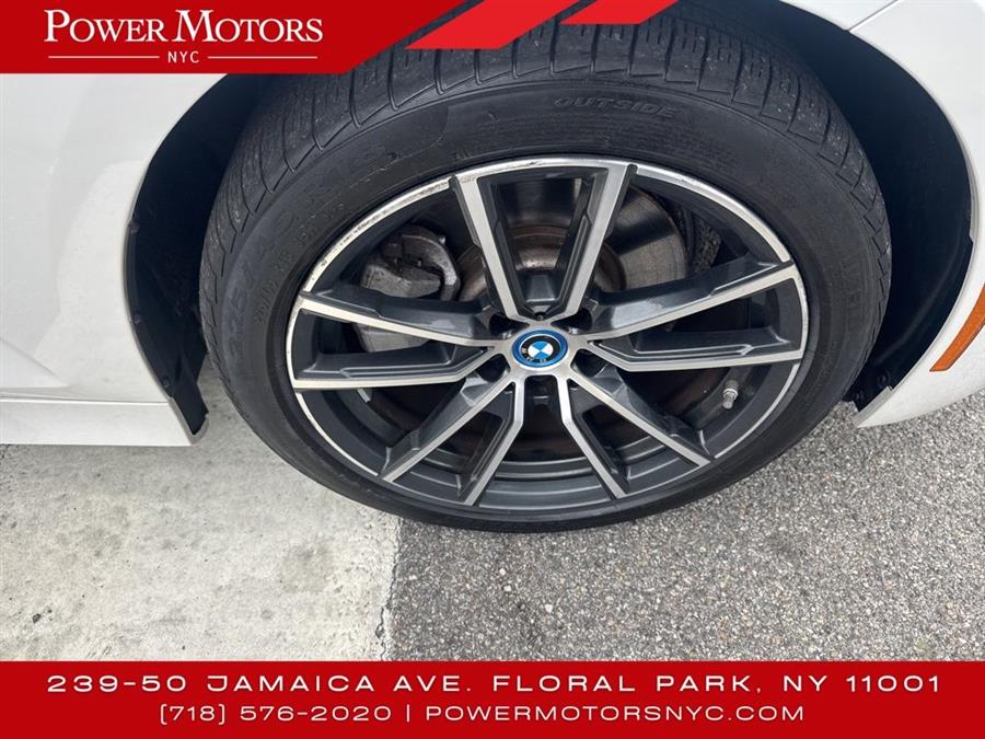 2022 BMW 3-Series 330e xDrive photo