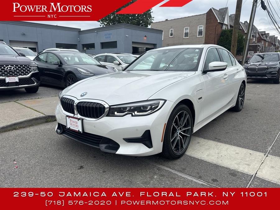 2022 BMW 3-Series 330e xDrive photo