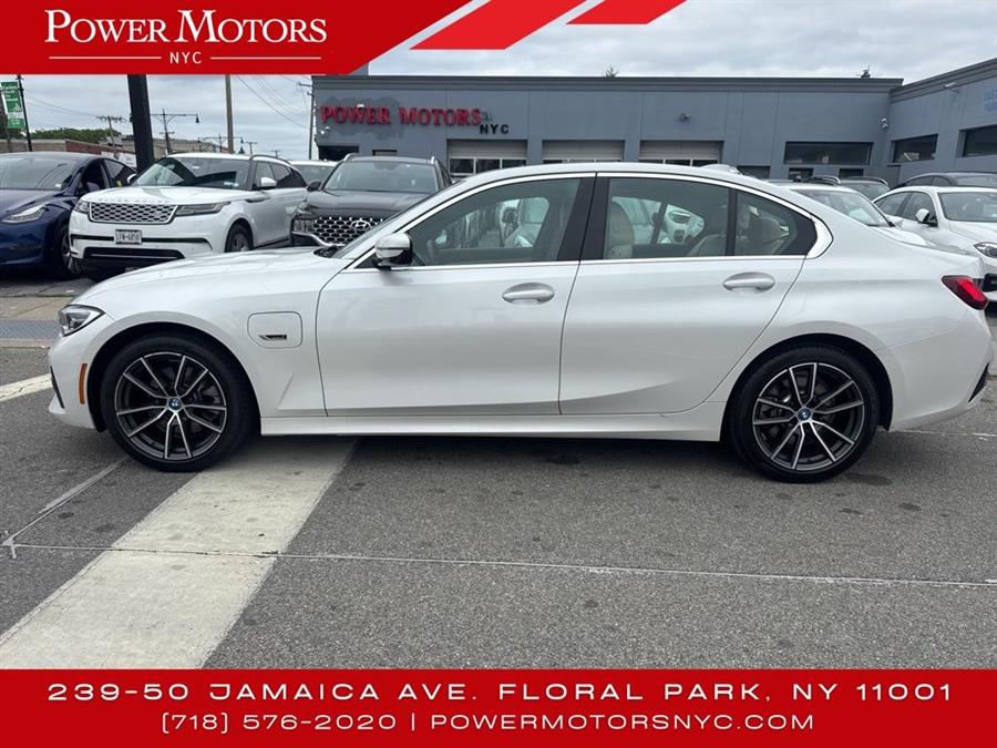 2022 BMW 3-Series 330e xDrive photo