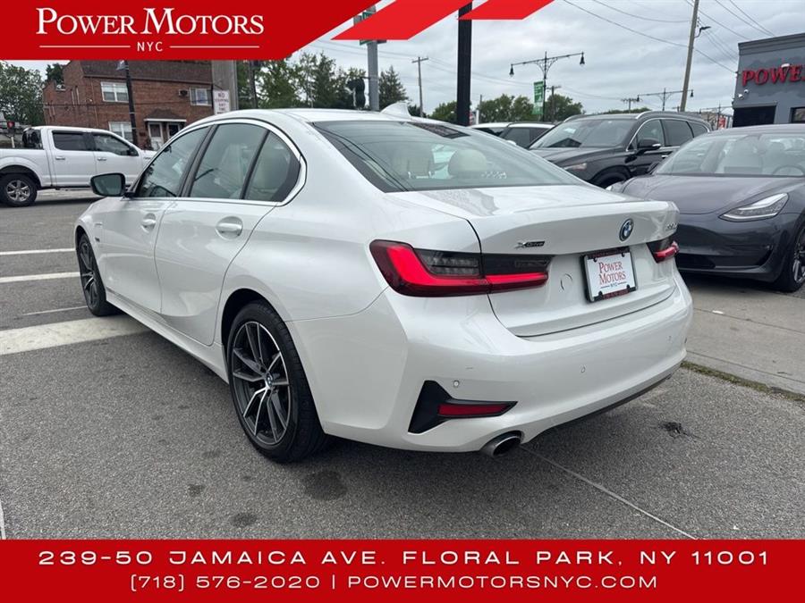 2022 BMW 3-Series 330e xDrive photo