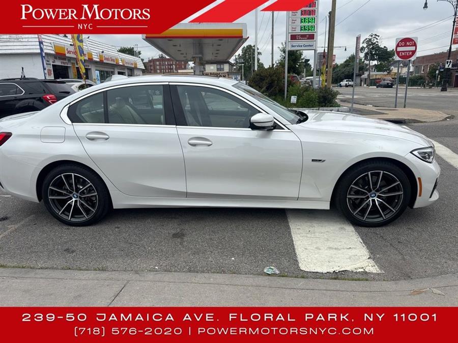 2022 BMW 3-Series 330e xDrive photo