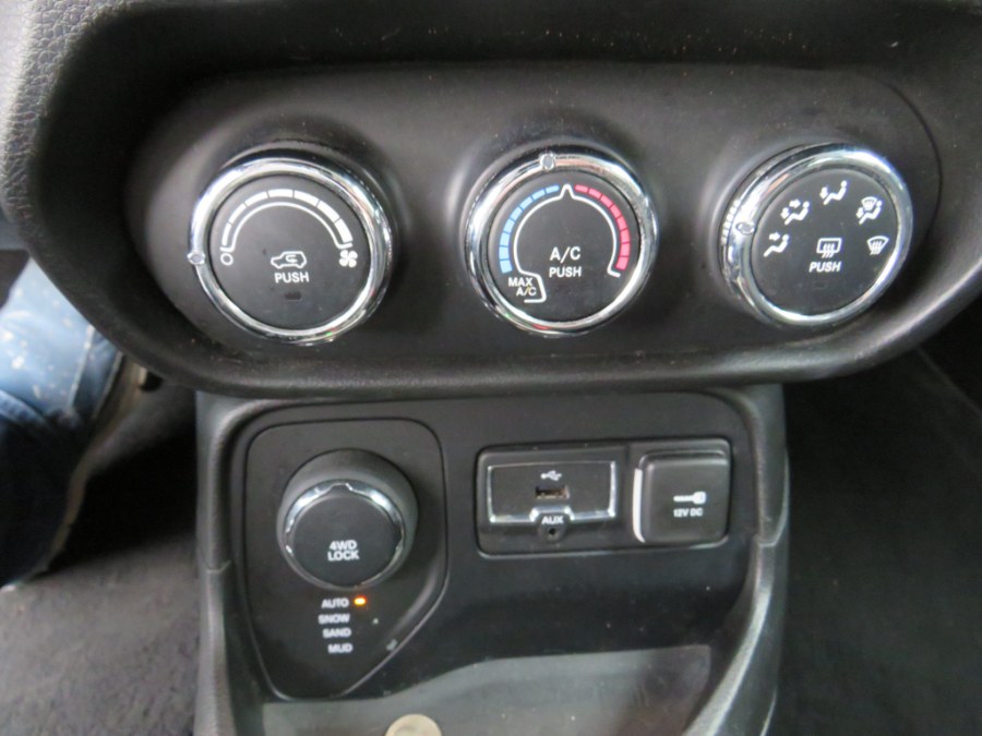 2015 Jeep Renegade 4WD 4dr Latitude photo