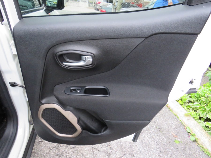 2015 Jeep Renegade 4WD 4dr Latitude photo