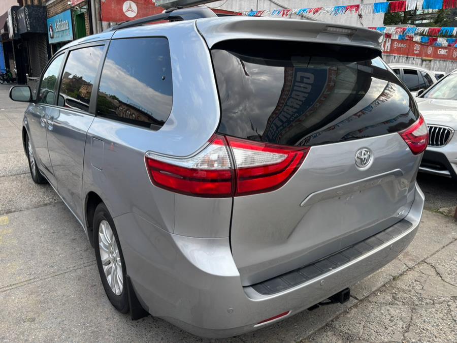 2017 Toyota Sienna XLE Premium FWD 8-Passenger (N photo