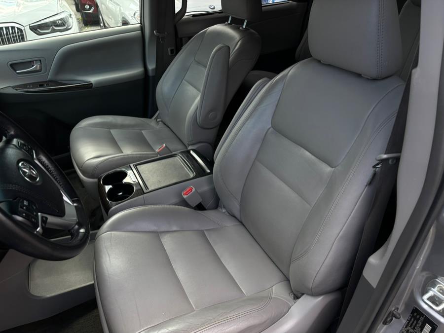 2017 Toyota Sienna XLE Premium FWD 8-Passenger (N photo