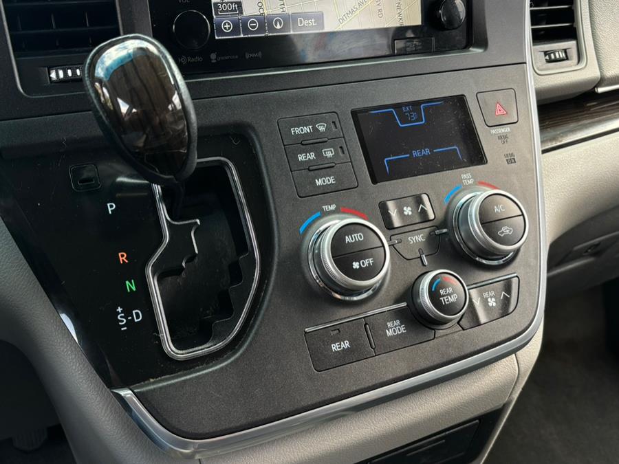 2017 Toyota Sienna XLE Premium FWD 8-Passenger (N photo