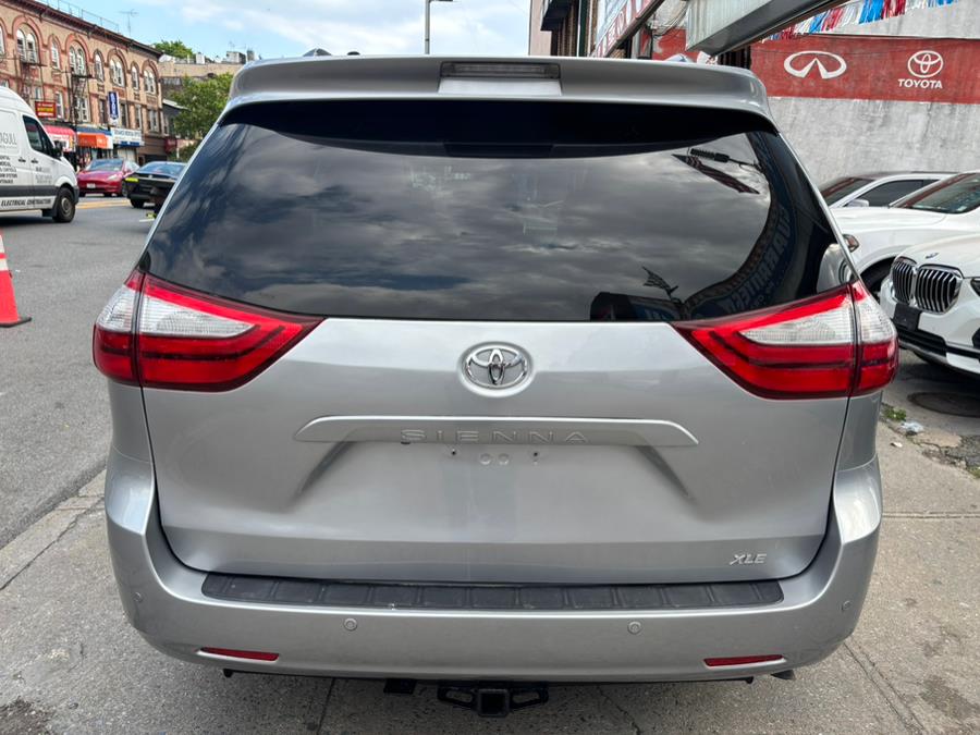2017 Toyota Sienna XLE Premium FWD 8-Passenger (N photo