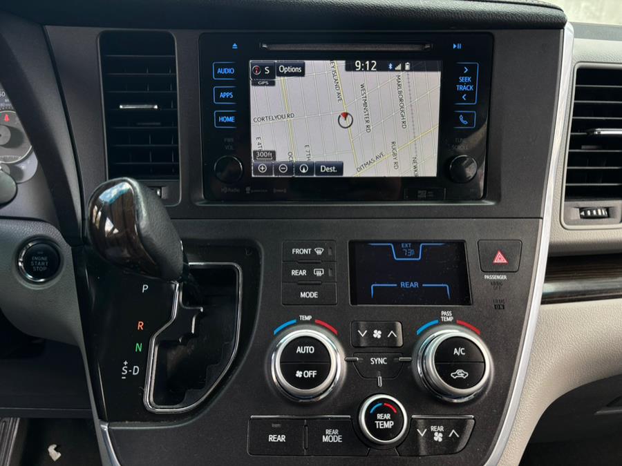 2017 Toyota Sienna XLE Premium FWD 8-Passenger (N photo