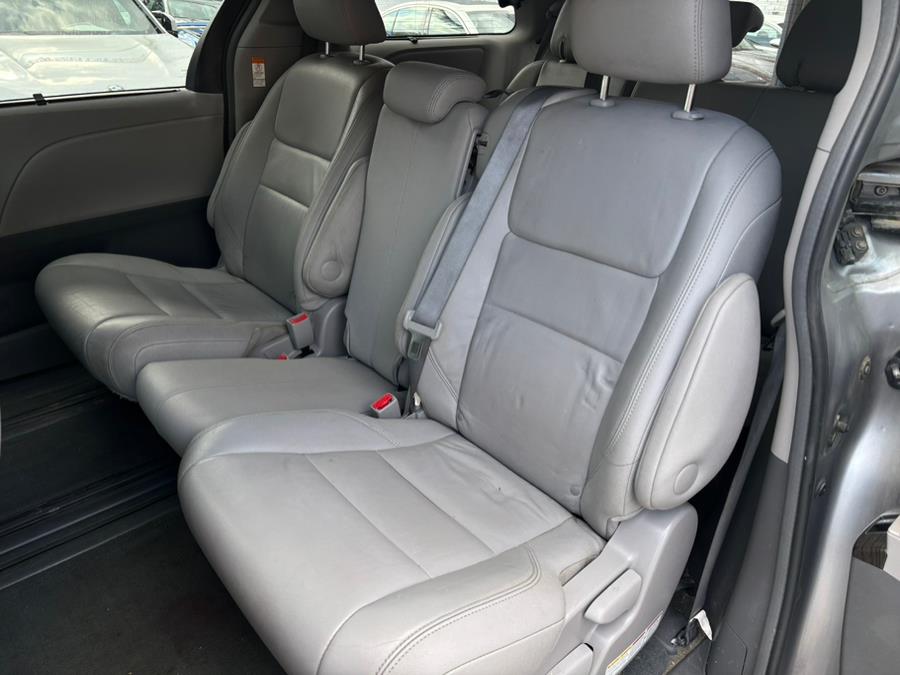 2017 Toyota Sienna XLE Premium FWD 8-Passenger (N photo