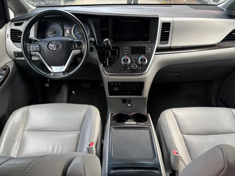 2017 Toyota Sienna XLE Premium FWD 8-Passenger (N photo