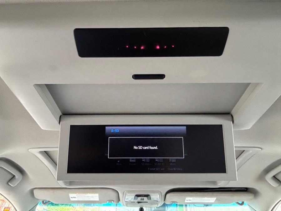 2017 Toyota Sienna XLE Premium FWD 8-Passenger (N photo
