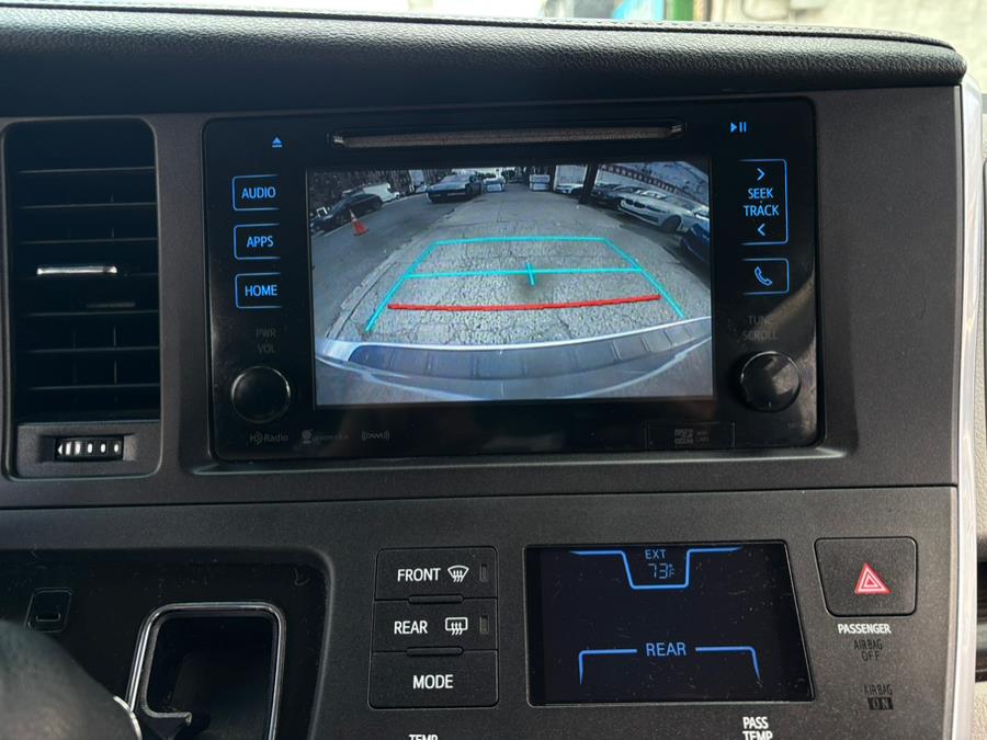 2017 Toyota Sienna XLE Premium FWD 8-Passenger (N photo