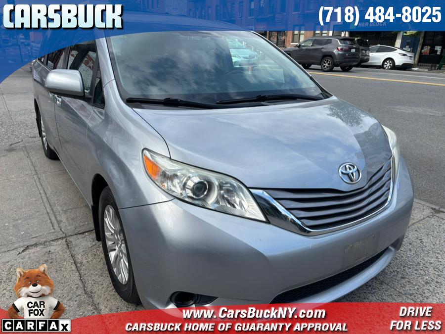 2017 Toyota Sienna XLE Premium FWD 8-Passenger (N photo