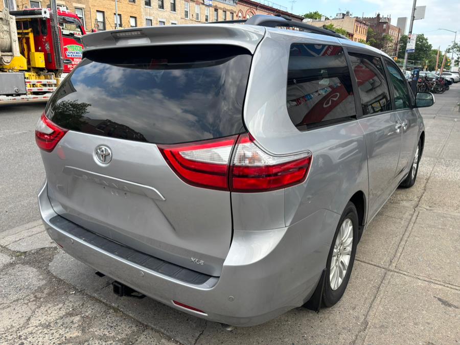 2017 Toyota Sienna XLE Premium FWD 8-Passenger (N photo