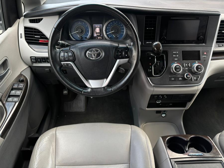 2017 Toyota Sienna XLE Premium FWD 8-Passenger (N photo