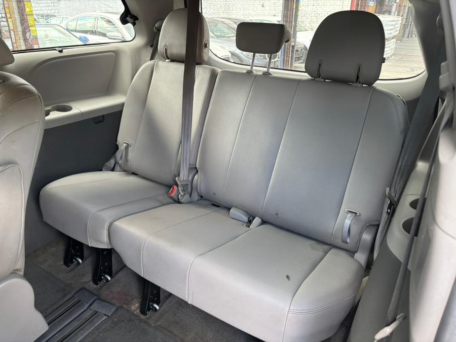 2017 Toyota Sienna XLE Premium FWD 8-Passenger (N photo
