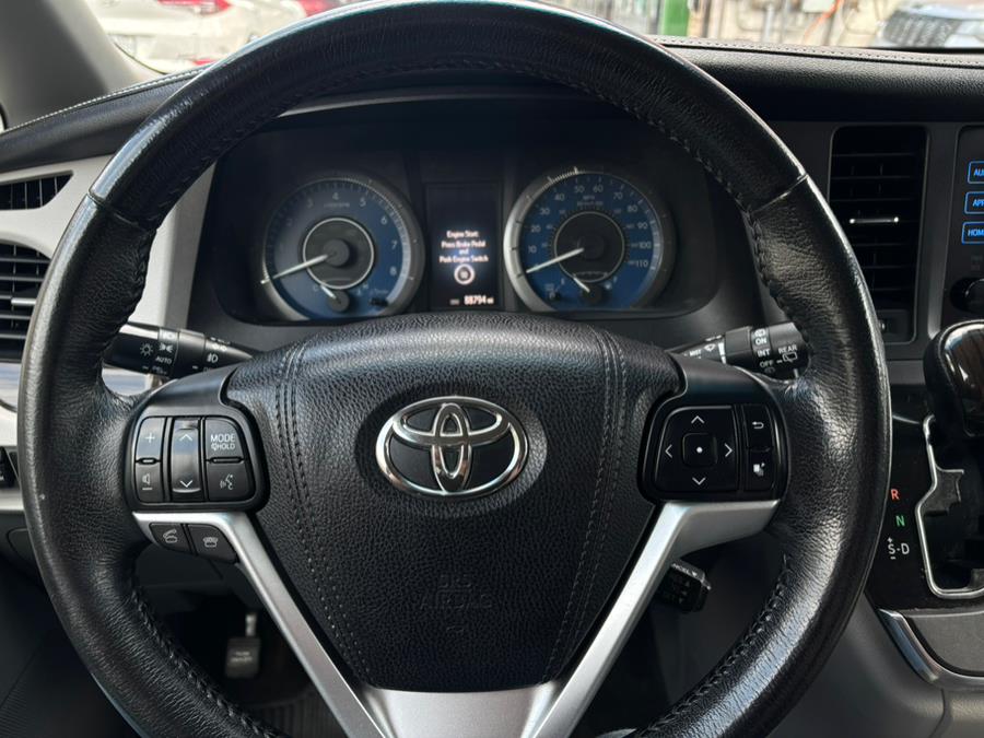 2017 Toyota Sienna XLE Premium FWD 8-Passenger (N photo