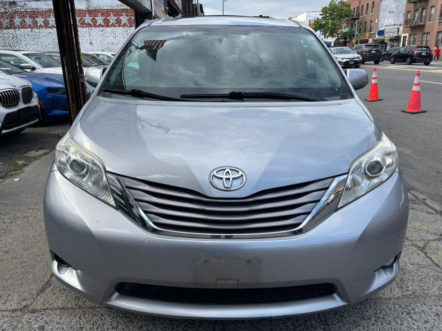 2017 Toyota Sienna XLE Premium FWD 8-Passenger (N photo