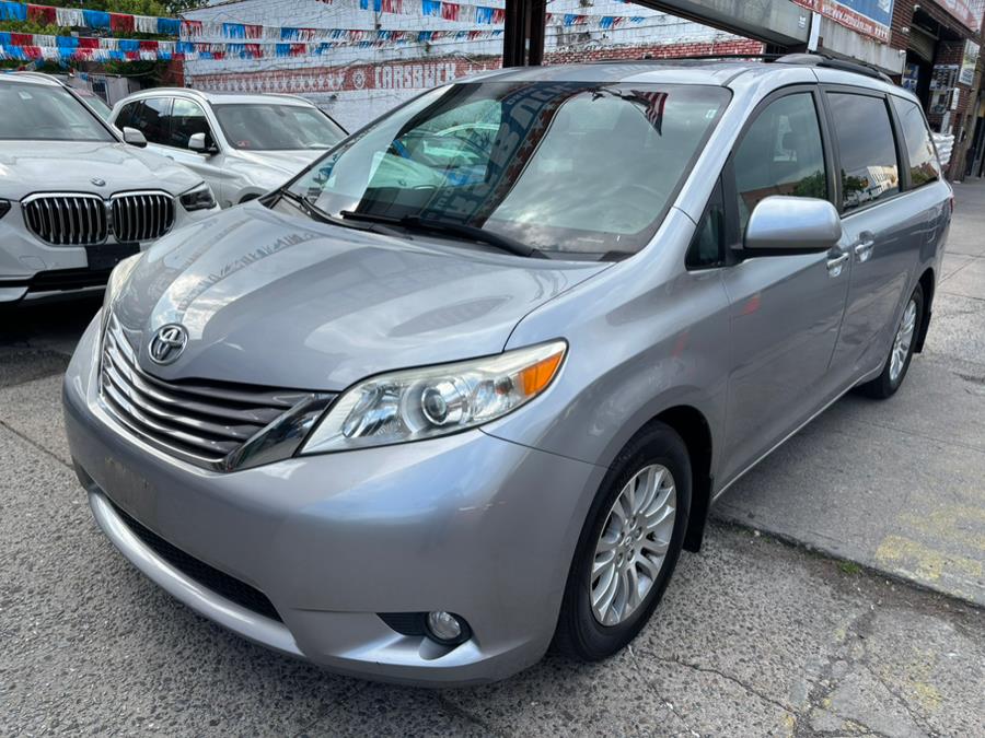 2017 Toyota Sienna XLE Premium FWD 8-Passenger (N photo