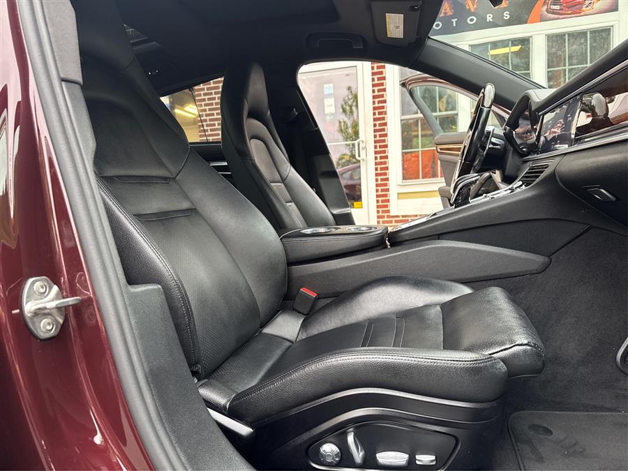 2018 Porsche Panamera 4 AWD photo