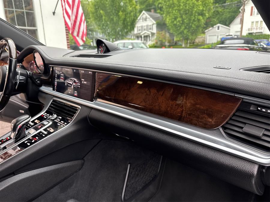 2018 Porsche Panamera 4 AWD photo